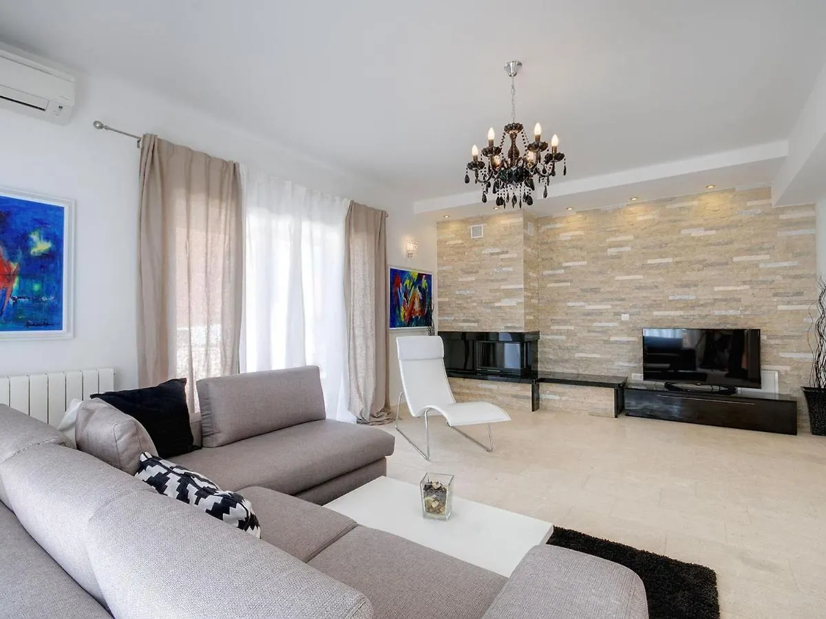 Stunning Villa In Rovinjsko Selo With Private Pool