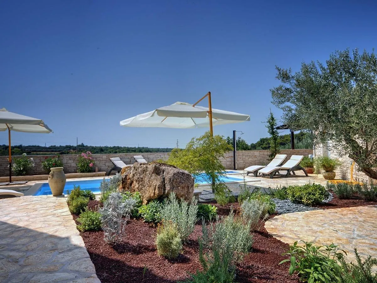 Stunning Villa In Rovinjsko Selo With Private Pool