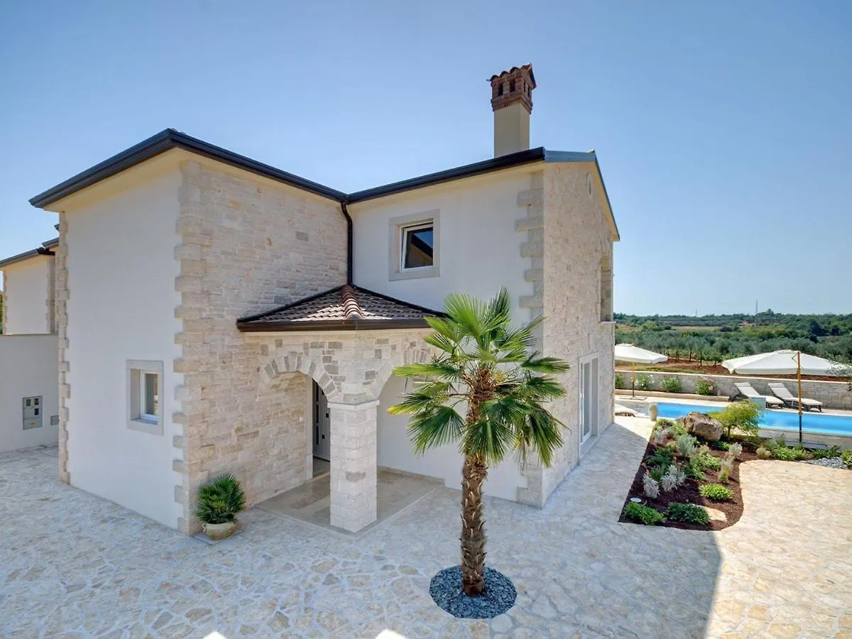 Stunning Villa In Rovinjsko Selo With Private Pool
